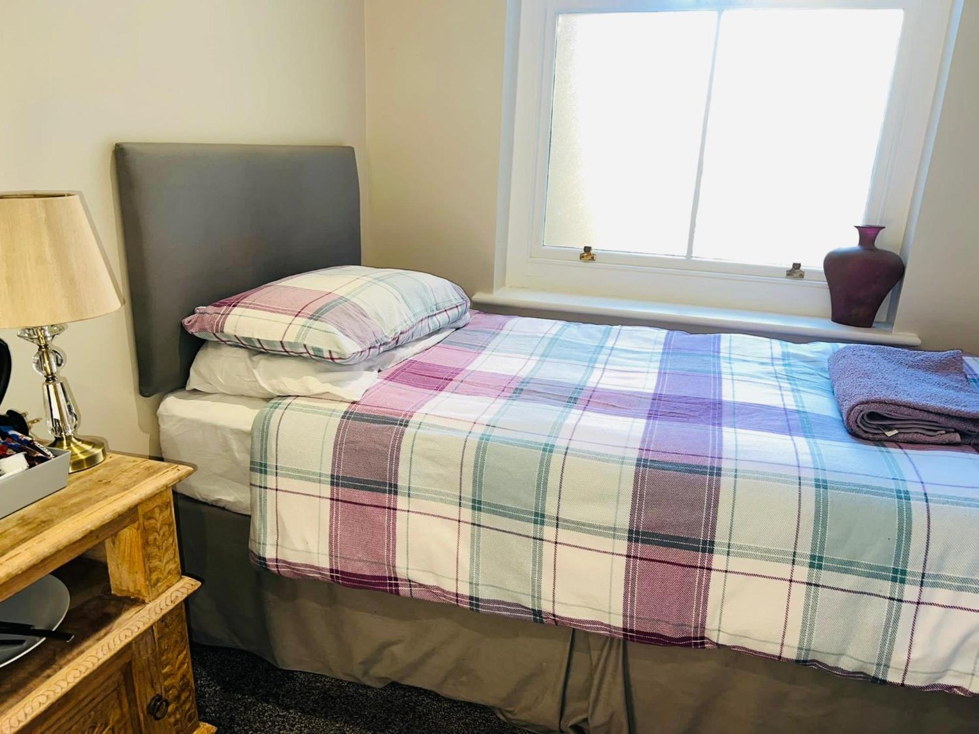 Bed For The Night, Close To Beach, Shops , Train St Leonards-on-Sea Bagian luar foto